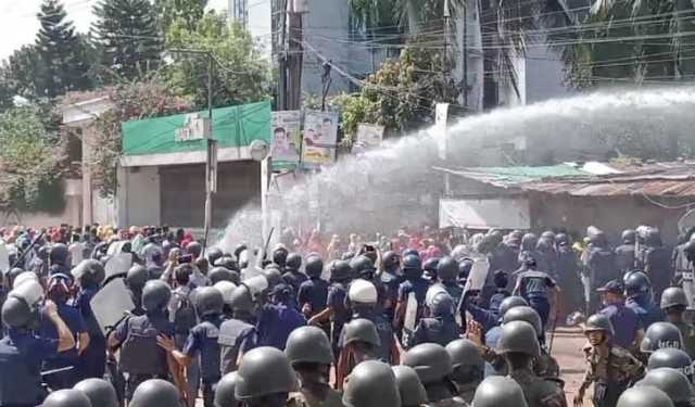 নাসা গ্রুপের পোশাক শ্রমিকদের বিক্ষোভ, জলকামান দিয়ে সরাল পুলিশ