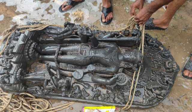বগুড়ায় ৫ মণ ওজনের কষ্টিপাথরের মূর্তি উদ্ধার
