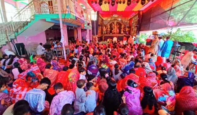 চট্টগ্রামে ২৯২টি পূজামণ্ডপে অঞ্জলী নিয়ে শত শত ভক্তের ভিড়
