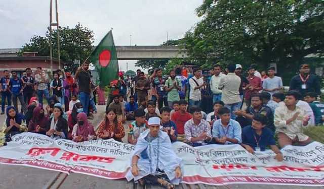 ৬ ঘণ্টা পর রেলপথ ছাড়ল শিক্ষার্থীরা, শিডিউল বিপর্যয়
