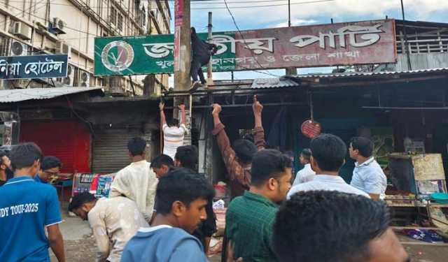 খুলনায় জাপা কার্যালয়ে হামলা, লাঠিচার্জে ছত্রভঙ্গ