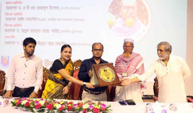 ৭৫ বছর বয়সে বিএ পাস করা সাদেক আলীকে সংবর্ধনা