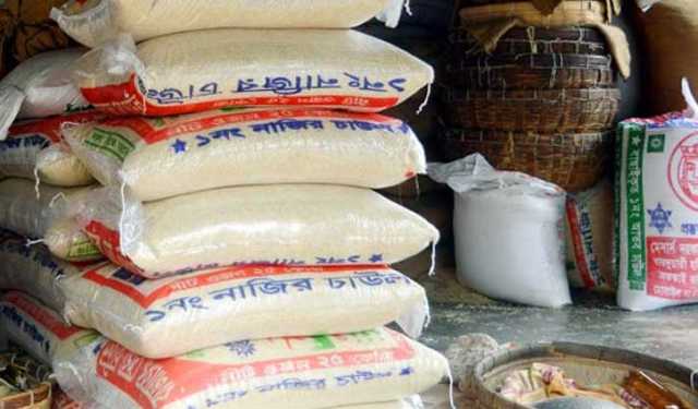 চাঁপাইনবাবগঞ্জে অবাধে প্লাস্টিকের বস্তায় চাল বাজারজাত 