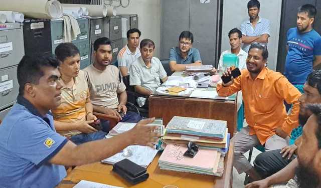 চাটমোহরে বিক্ষুব্ধ কৃষকদের পল্লী বিদ্যুৎ অফিস ঘেরাও