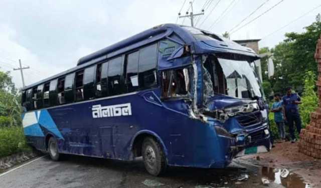 কুমিল্লায় অটোরিকশায় বাসের ধাক্কা, নিহত ২