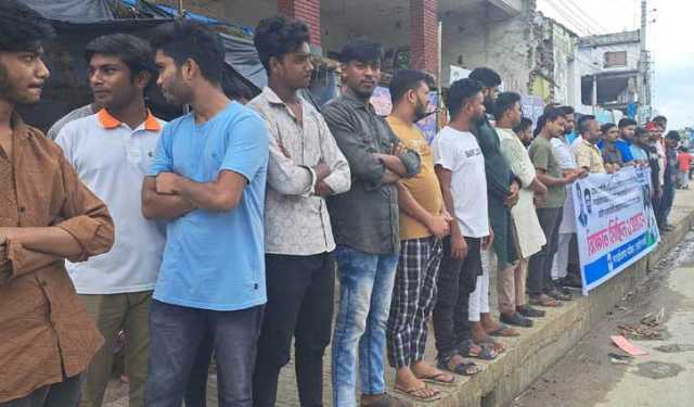 নুরের ওপর হামলার প্রতিবাদে নড়াইলে বিক্ষোভ 