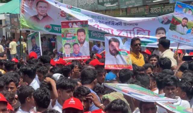 ফেনীতে মঞ্চের সামনে বসা নিয়ে বিএনপির দু’পক্ষের সংঘর্ষ