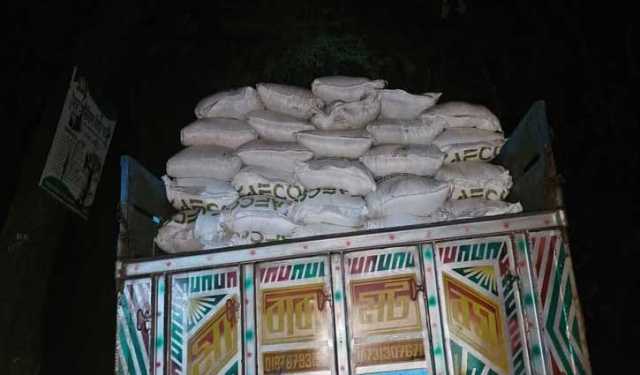 নোয়াখালীতে ট্রাক বোঝাই ৬৭০ বস্তা ইউরিয়া সার জব্দ