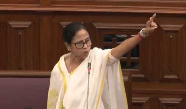 ‘মোদি চোর, বিজেপি চোর, সবাই স্লোগান দাও’