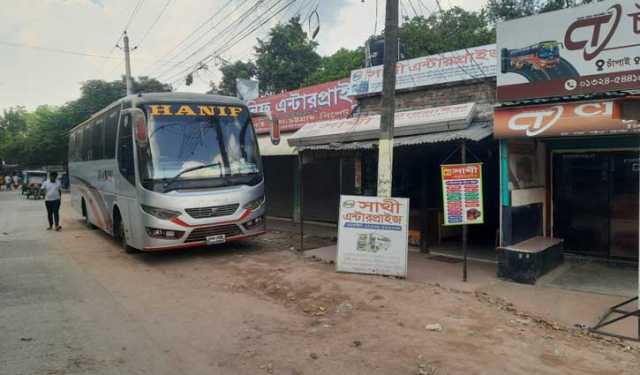৯০ ঘণ্টা পর চাঁপাইনবাবগঞ্জ থেকে দূরপাল্লার বাস চলাচল শুরু