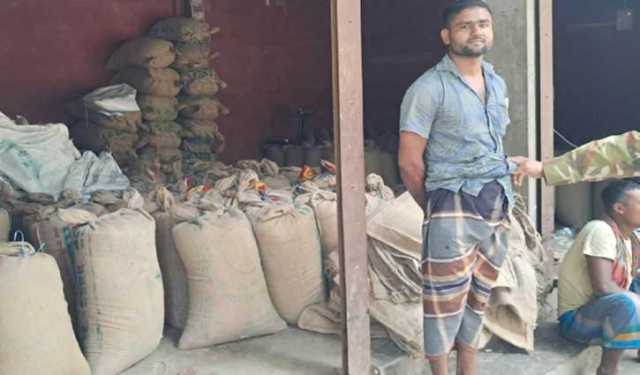 যুবদল নেতার গুদাম থেকে সাড়ে ১০ টন চাল জব্দ