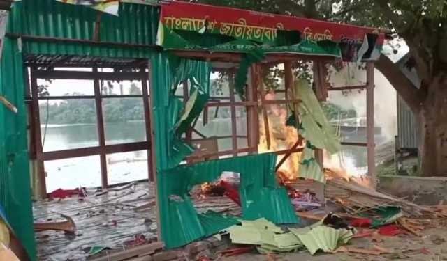 পাবনায় ঘাটের নিয়ন্ত্রণ নিয়ে সংঘর্ষ-গোলাগুলি