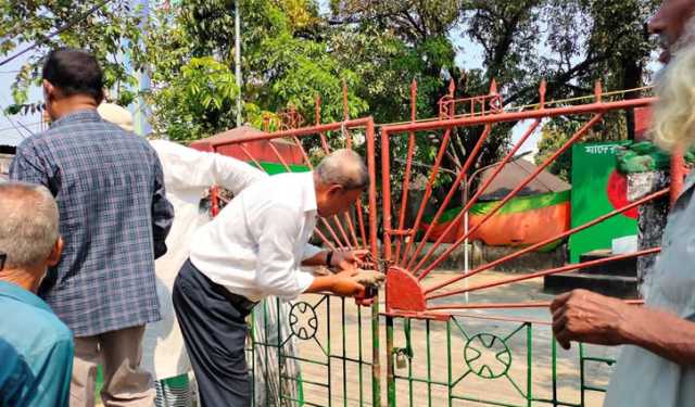 সুনামগঞ্জে তালা ভেঙে শহীদ মিনারে ফুল দিলেন মুক্তিযোদ্ধারা