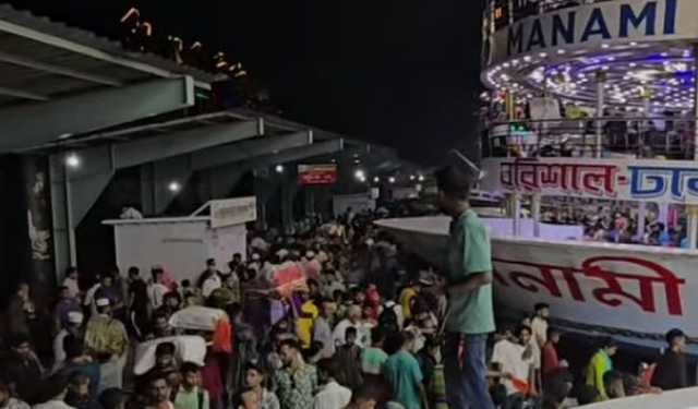 ঈদের আগের রাতে নদী পথে বাড়ি ফিরছে মানুষ