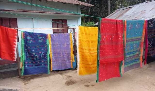 শাড়ি তৈরিতে ব্যস্ত সময় কাটছে মনিপুরী তাঁতিদের 
