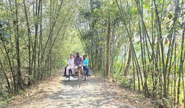 ভ্যানে গ্রামে ঘুরে মানুষের সঙ্গে কথা বললেন সারজিস আলম