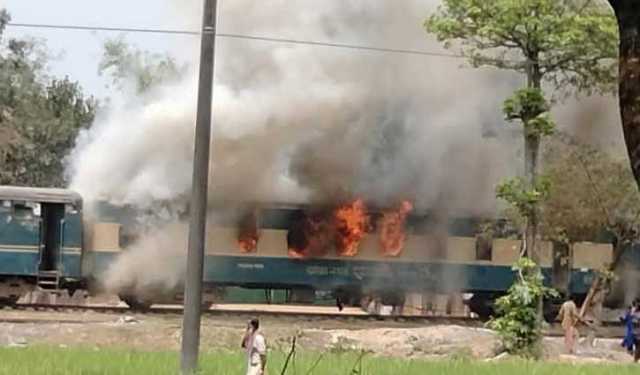 গাজীপুরে ট্রেনে আগুন, আড়াই ঘণ্টা পর চলাচল শুরু