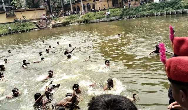 নববর্ষে পুকুরে ১০ হাঁস ধরতে নামে ৪০ প্রতিযোগী