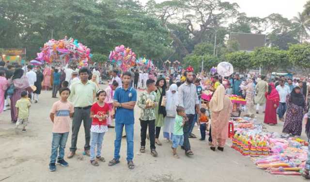 বরিশালের বিনোদন কেন্দ্রে মানুষের ঢল