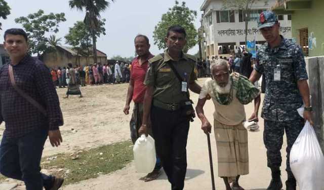 সাতক্ষীরায় বাঁধ ভেঙে প্লাবিত মানুষকে নৌবাহিনীর ত্রাণ সহায়তা 