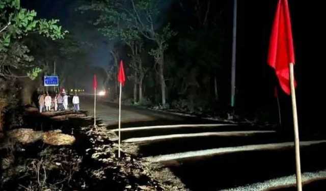 চট্টগ্রামে সড়কের সেই অংশে লাল পতাকা স্থাপন