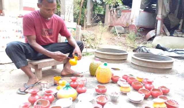 বৈশাখী মেলা সামনে রেখে মৃৎশিল্পীদের ব্যস্ততা