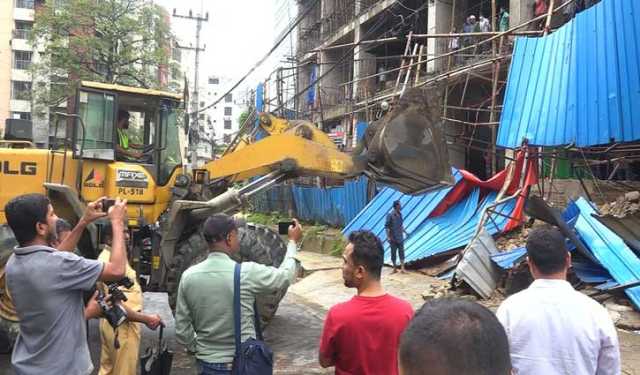 চট্টগ্রামে পাহাড় কেটে ভবন নির্মাণ, সিডিএর উচ্ছেদ অভিযান 