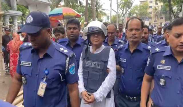 আদালত চত্বরে সাবেক মন্ত্রী আনিসুল হ‌ককে থাপ্পড়