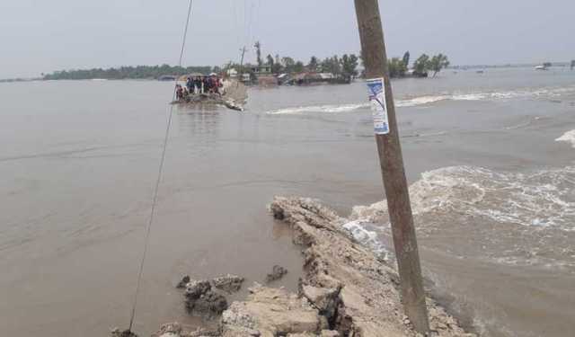 সাতক্ষীরায় বে‌ড়িবাঁধ ভেঙে ৫ গ্রাম প্লা‌বিত