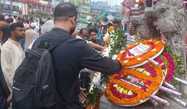 ফুলেল শ্রদ্ধায় রানা প্লাজার নিহতদের স্মরণ