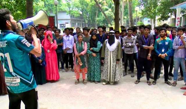 ছয় দফা দাবিতে রাজশাহী পলিটেকনিকে শিক্ষার্থীদের বিক্ষোভ