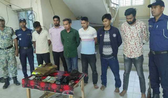অপহরণের মুক্তিপণ নিয়ে পালানোর সময় ৫ পুলিশ আটক