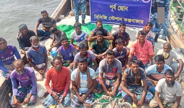 সাগরে ভাসতে থাকা ২২ জেলেসহ ফিশিং ট্রলার উদ্ধার