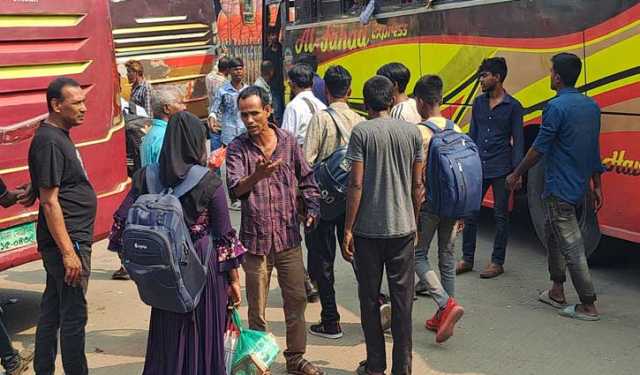 সড়কে যাত্রীর ঢল, অতিরিক্ত ভাড়া আদায়