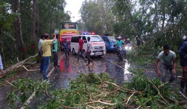 গোপালগঞ্জে ৫ মিনিটের ঝড়ে ১ ঘণ্টা সড়ক বন্ধ