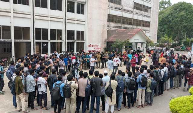 চবির শাটলে সিনিয়রকে জুনিয়রদের হামলা, বিচার দাবি