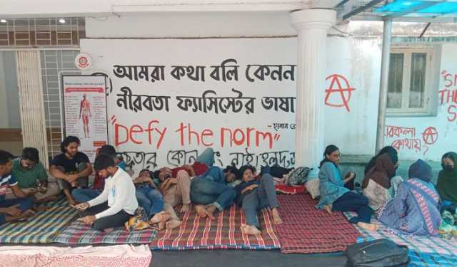 চবিতে ২৪ ঘণ্টায়ও অনশন ভাঙেননি চারুকলার শিক্ষার্থীরা