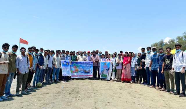সৈকতে প্লাস্টিক বর্জ্য পরিষ্কার করল চবি বিএনসিসি