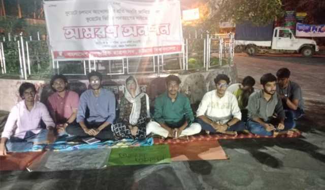 কুয়েট উপাচার্যের পদত্যাগ দাবিতে চবিতে আমরণ অনশন 