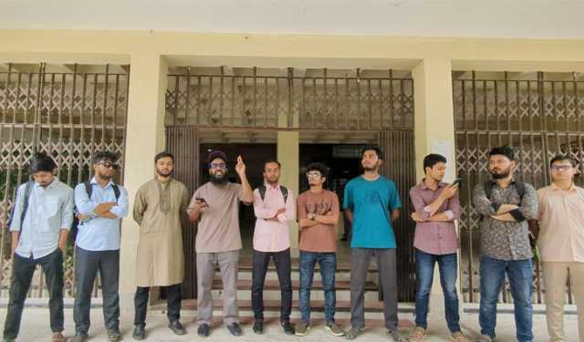 কুয়েট শিক্ষার্থীদের বহিষ্কারের প্রতিবাদে কুবিতে মানববন্ধন