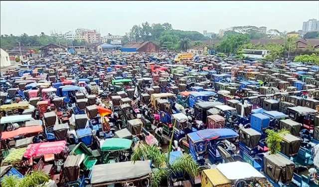 সহস্রাধিক অবৈধ ব্যাটারিচালিত রিকশা আটক