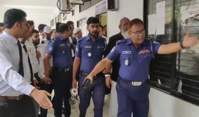 কুমিল্লার ৬ আইনজীবীকে কারাগারে পাঠানোর নির্দেশ, ডিম নিক্ষেপ 