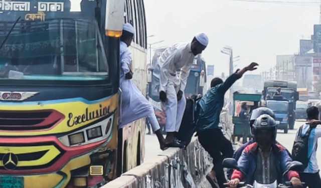 মাঝ রাস্তায় থামে বাস, ঝুঁকিতে যাত্রী