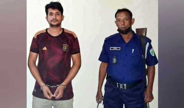 শায়েস্তাগঞ্জে কালোবাজারে টিকিট বিক্রির অভিযোগে বুকিং সহকারী আটক