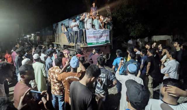 পিএসসি সংস্কারের দাবিতে বাকৃবিতে ট্রেন অবরোধ করে বিক্ষোভ
