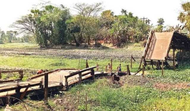 সেতু ভেঙে নদীতে, ৩০ হাজার মানুষের দুর্ভোগ