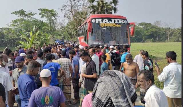 বরগুনায় বাসচাপায় ৩ ভাই নিহত