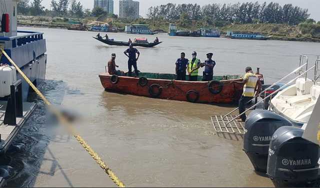 মোংলার চ্যানেলে ভাসছিল অচেনা নারীর মরদেহ 