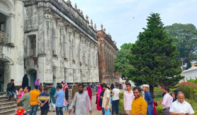 বালিয়াটি জমিদার বাড়িতে দর্শনার্থীদের ভিড়