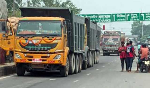 আড়াই মাস পর বাংলাবান্ধা দিয়ে ভূটানের পাথর আমদানি শুরু